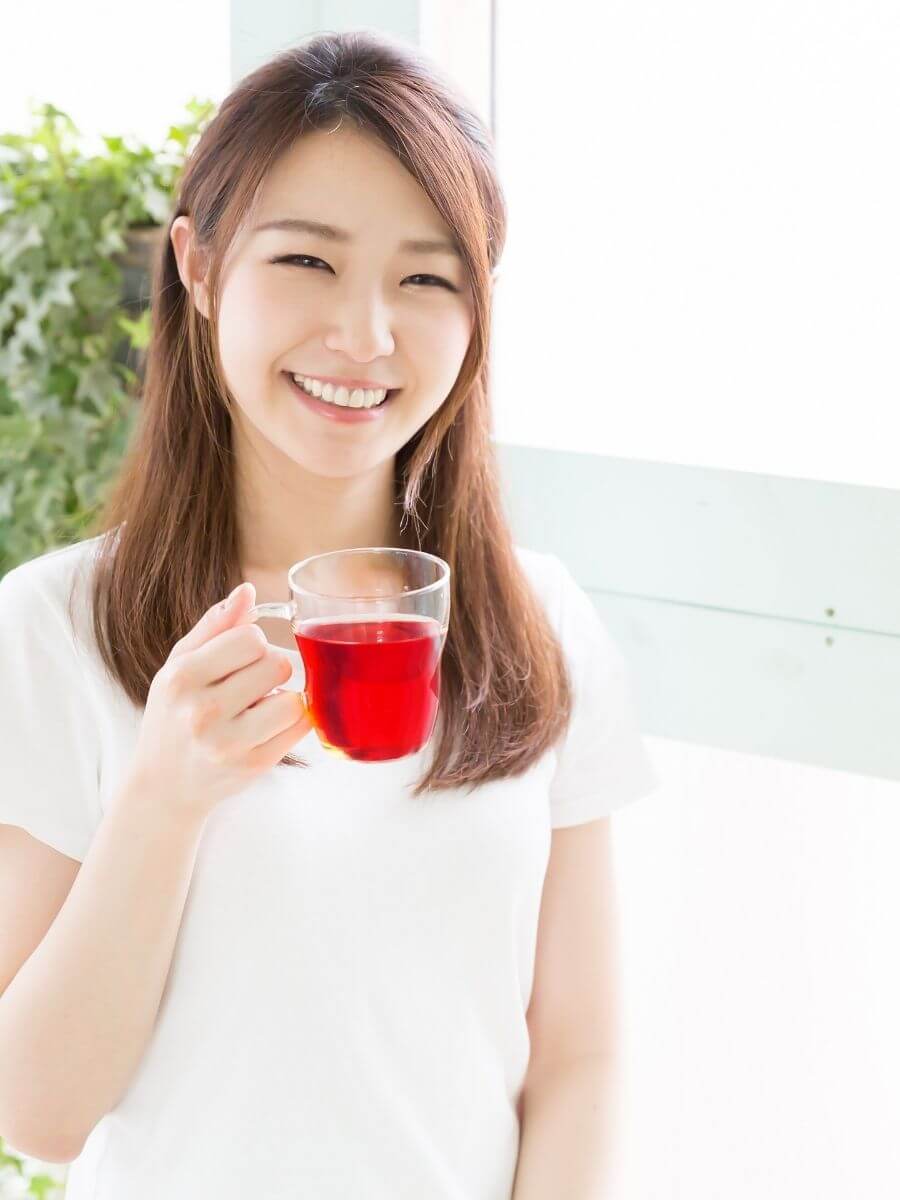 ビーツを手に持つ女性